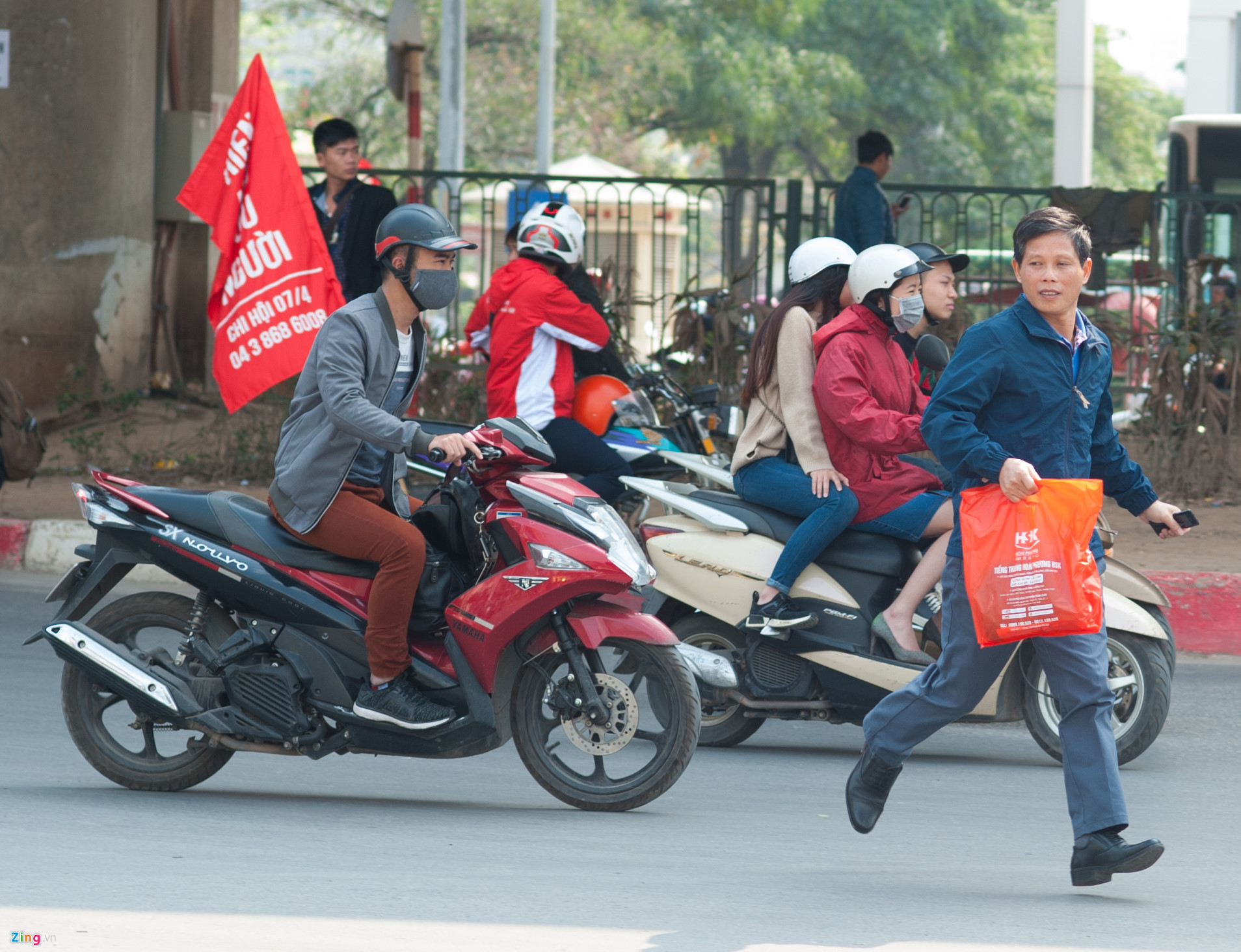 CSGT xử phạt, người đi bộ vẫn vi phạm luật tràn lan